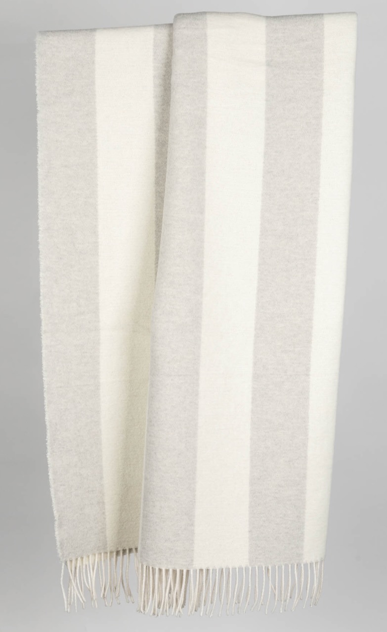 Wolldecke Streifen hellgrau/offwhite mit wollweißen Fransen Wolldecke Streifen hellgrau/offwhite mit wollweißen Fransen