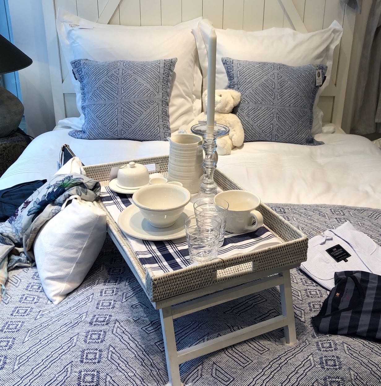 Lexington-Kissen-Decke-Jaquard-blau-weiss-Betttablett-Togo-weiss-Leben-mit-Stil