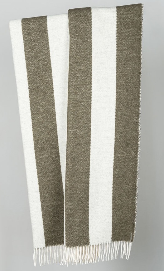 Wolldecke Streifen salbei/offwhite mit wollweißen Fransen Wolldecke Streifen salbei/offwhite mit wollweißen Fransen